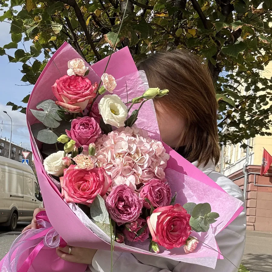 Розовый букет с гортензией, кустовыми розами и эустомой